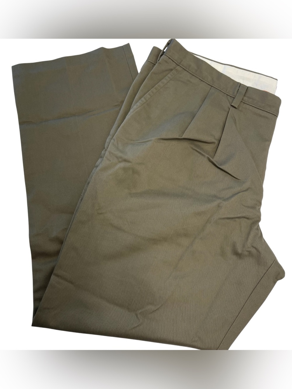 Dockers men’s size 40x32 Classic fit pleated khaki pants